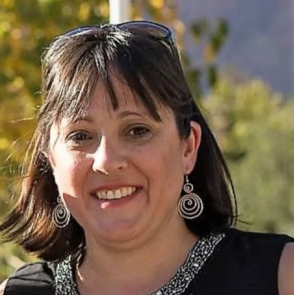 headshot of Laurie Metcalfe